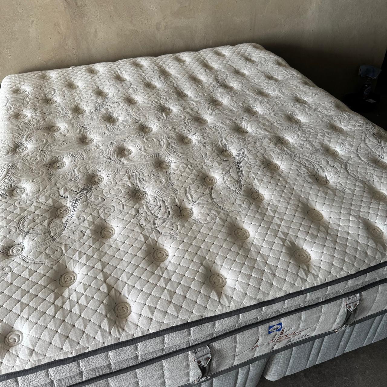 SEALY KING XL ESSENSUAL LUXURY