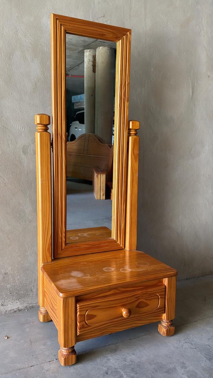 DRESSING UNIT WITH MIRROR