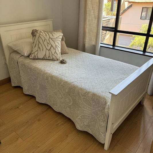 STUNNING WHITE SINGLE BED SET