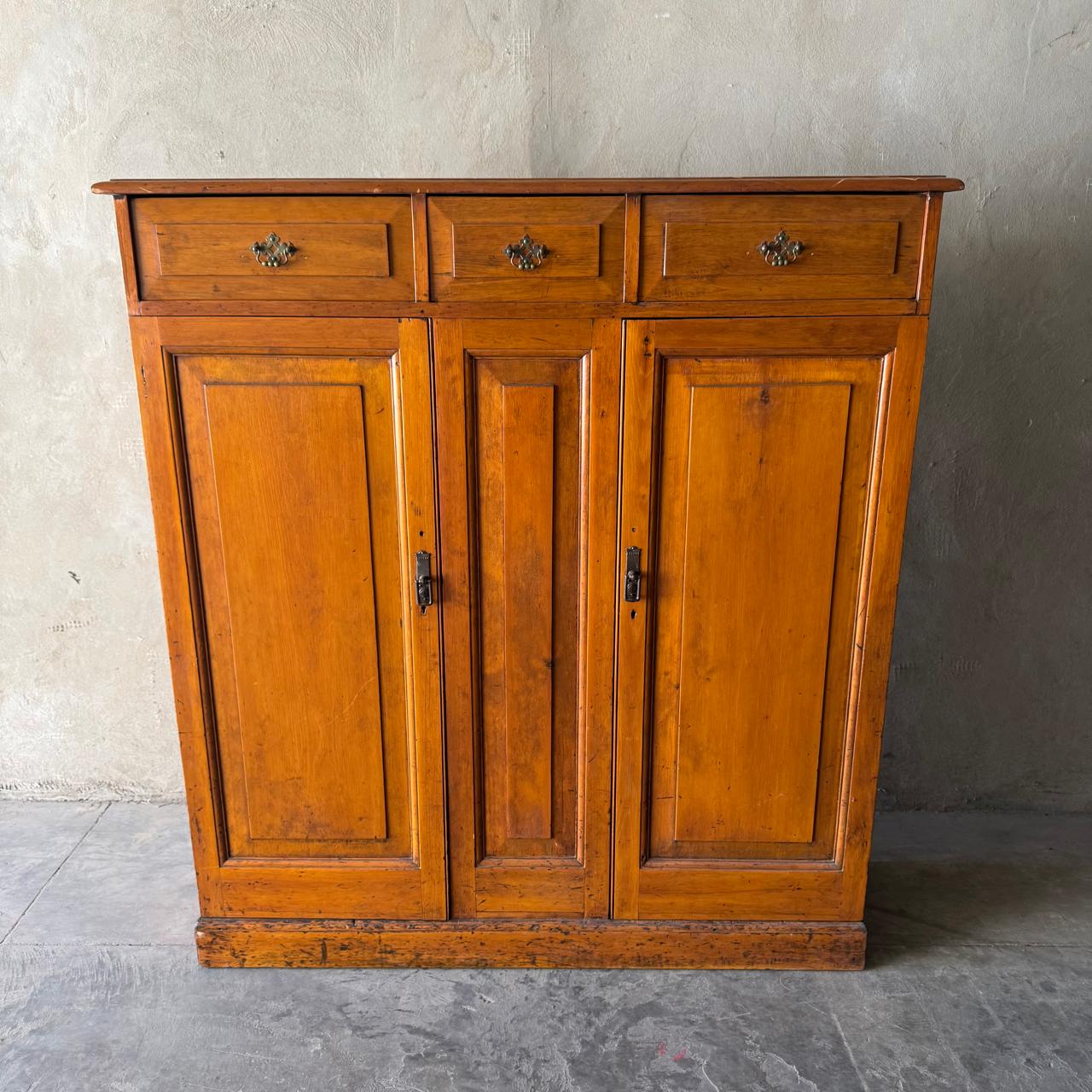 WOODEN CUPBOARD UNIT