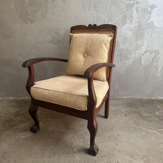 ANTIQUE FEATURE CHAIR