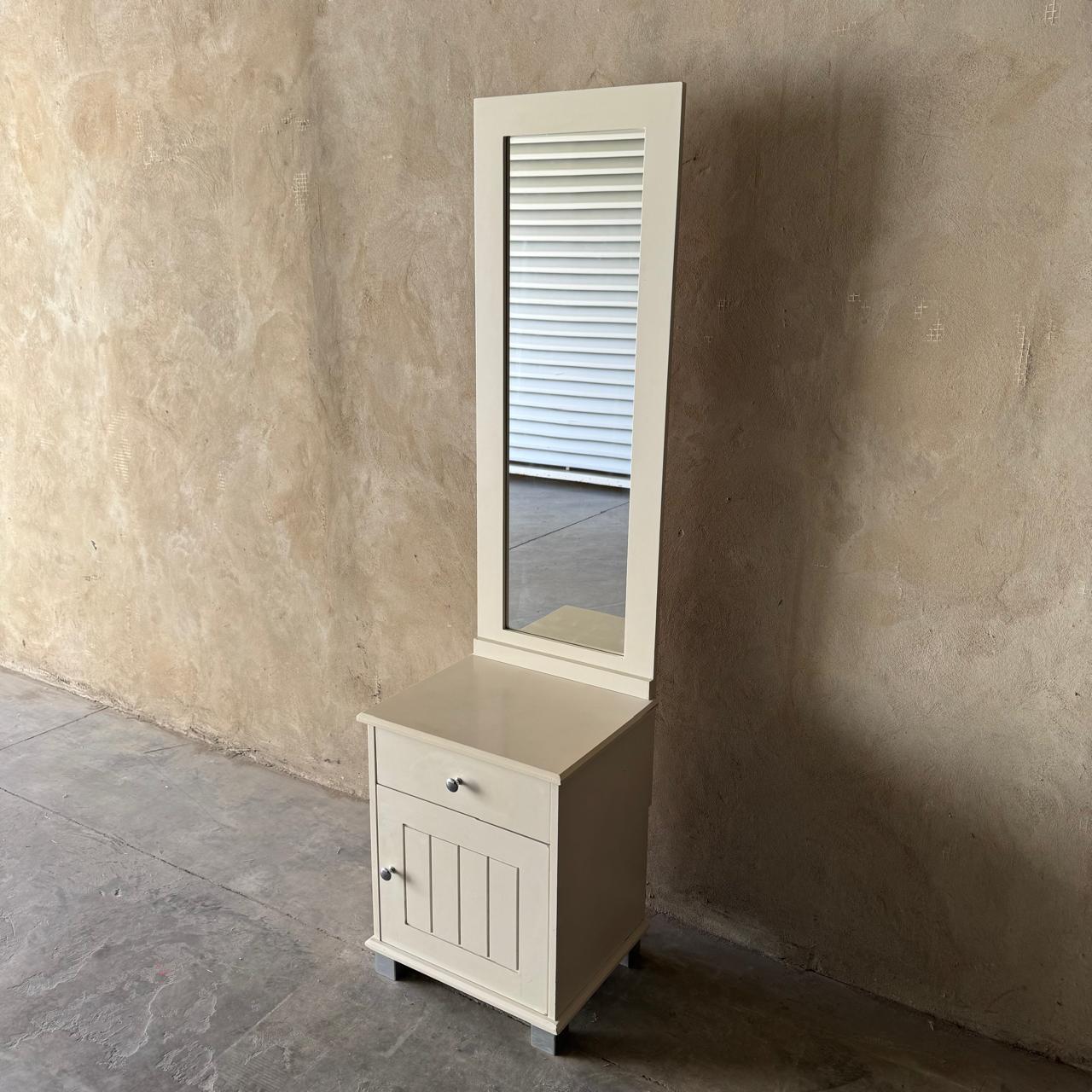 WHITE PEDESTAL WITH MIRROR