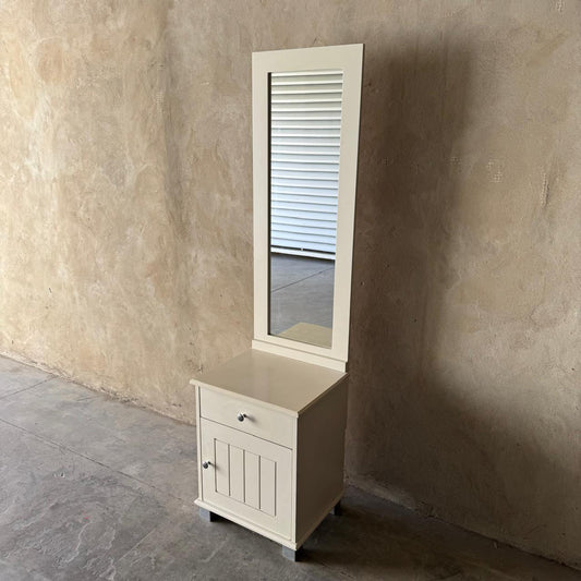 WHITE PEDESTAL WITH MIRROR